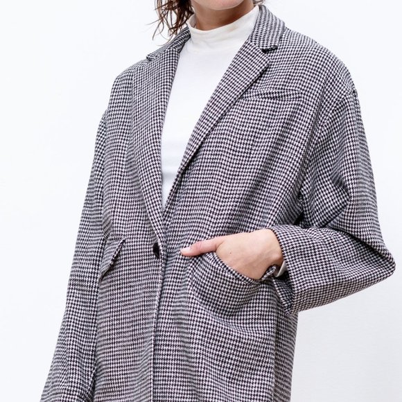 Single buttoned Jacket. - Picture 3 of 5